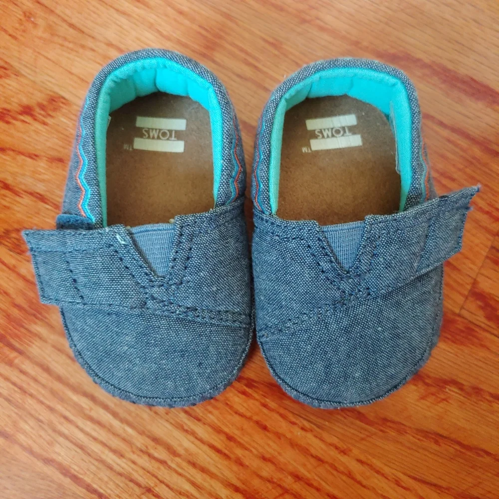 Toms Crib Shoes Baby Infant Size 2 Denim Fabric Soft Soles Hook And Loop Closure